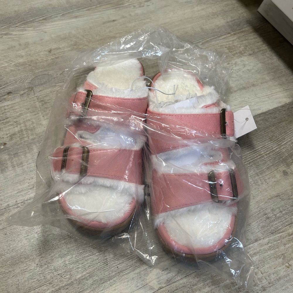 NWT Sonoma Pink Women’s Slippers with White Fur size S 6-7